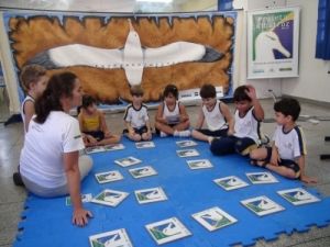 Alunos brincando com o Jogo da Memória Marinha