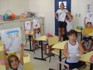 Alunos após a oficina de desenho