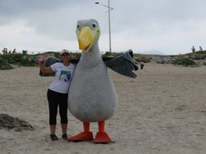 A assistente de educação ambiental do Projeto Albatroz, Cynthia Ranieri, e 