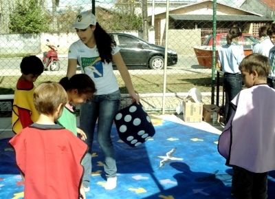 Voluntários, estudantes da UNIVALI durante evento "Comunidade Verde: Educando para Preservar"