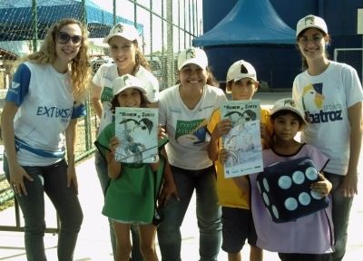 Voluntárias, estudantes da Universidade do Vale de Itajaí (UNIVALI) no evento  "Comunidade Verde: Educando para Preservar" no último dia 27