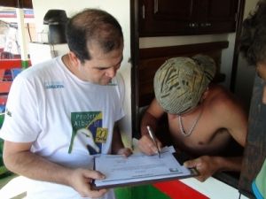 Fabiano Peppes, coordenador técnico do Projeto Albatroz, entrevistando um dos pescadores do Barco Veneza 1º