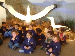 Crianças visitando a exposição