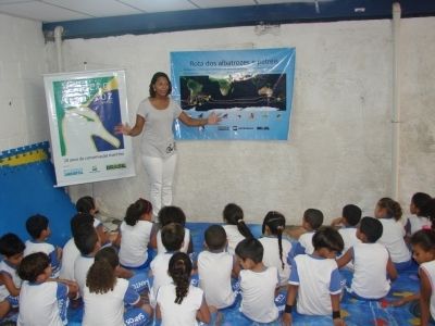 Voluntária do Projeto explicando como é a Rota dos Albatrozes