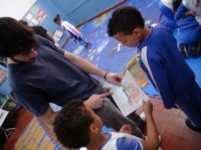 Rafael Monteiro, voluntário do Projeto, auxiliando nas atividades com alunos da escola Martins Fontes Rafael Monteiro, voluntário do Projeto, auxiliando nas atividades com alunos da escola Martins Fontes