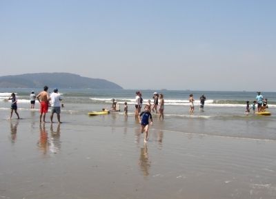 Turma do 1º Ano da Tatibitati durante aula de surf