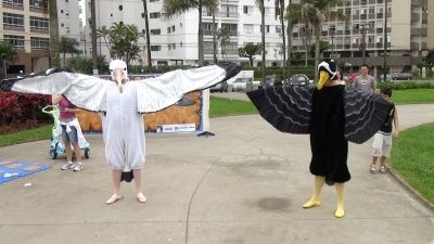 Animadores fantasiados de albatrozes