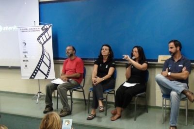 Professor do Universitas Eduardo, Maria Claudia Kohler, Maria Carolina Ramos e Guilherme Kodja, da esquerda para a direita respectivamente durante II Mostra Albatroz no Universitas