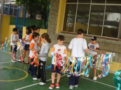 Alunos da escola Tatibitati/Átrio, fazendo um Toriline