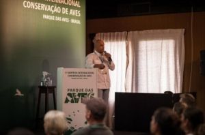 Dimas realizando palestra sobre aves oceânicas