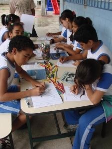 Alunos em atividade de Educação Ambiental