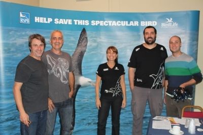 Esteban Frere, Coordenador sul-americano do Programa Global de Aves Marinhas da BirdLife (à esq.); Ben Sullivan, Coordenador do Programa Global de Aves Marinhas da BirdLife; Tatiana Neves e Rodrigo Sant'Ana; Oli Yates, Coordenador do Programa 