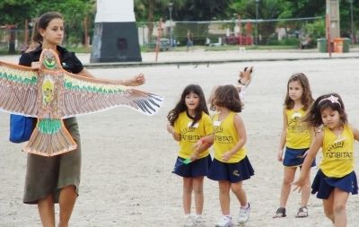 Tina Benavente, educadora do Albatroz, durante saída de campo com alunas do Tatibitati