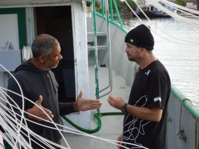 O mestre de pesca Celso Rocha e Fabiano Peppes, do Projeto Albatroz, conversam antes do primeiro dos quatro embarques