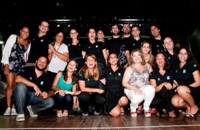 Equipe do Projeto Albatroz e parceiros durante o show de 22 anos com Lenine