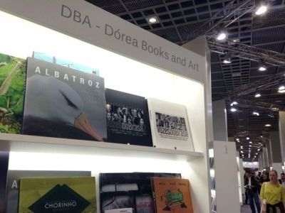 Livro "Albatroz, Um Projeto pela Vida" em estande da DBA, na Feira do Livro de Frunkfurt