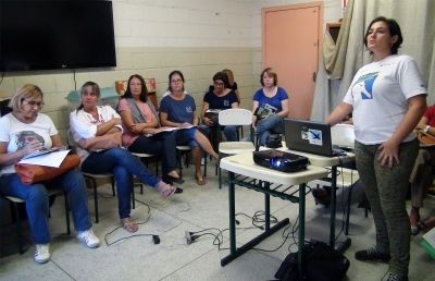 Cynthia Ranieri, Coordenadora de Educação Ambiental do Projeto Albatroz, realiza capacitação de professores do Ensino Fundamental I