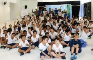 Equipe e alunos interagiram após a apresentação