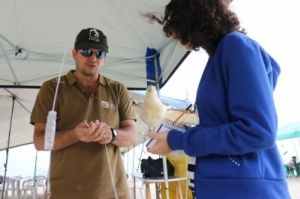 Fabiano Peppes explicando o funcionamento das medidas mitigadoras na pesca durante mini-palestra na praia de Santos