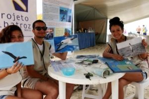 Voluntários do Projeto Albatroz no estande na praia de Santos