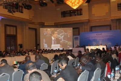 No telão, imagem do ministro Fábio Pitaluga, chefe da delegação brasileira presente ao encontro